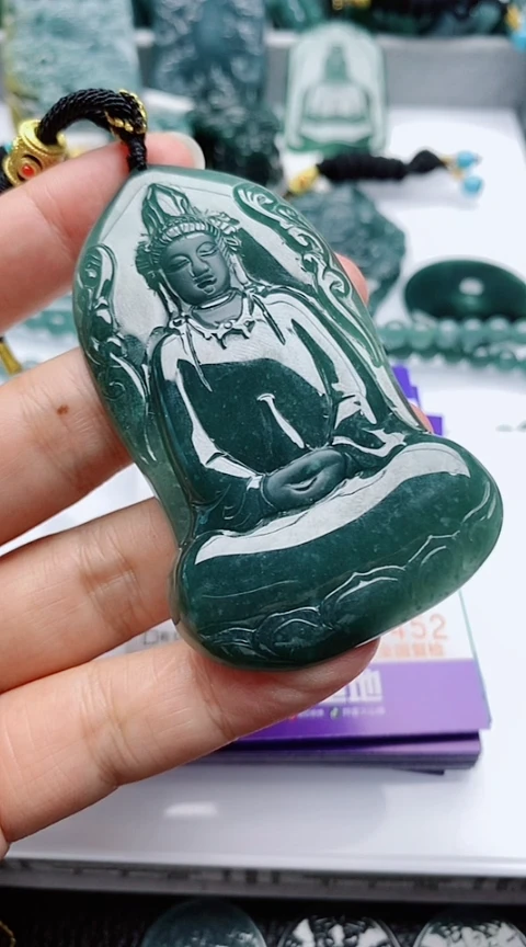 颈饰未镶嵌翡翠