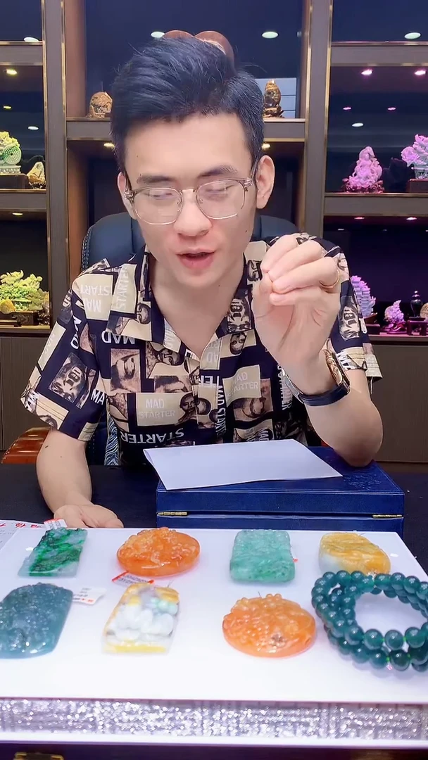 未镶嵌定制翡翠婕*8002hm-毛货挂件(赠珠链)