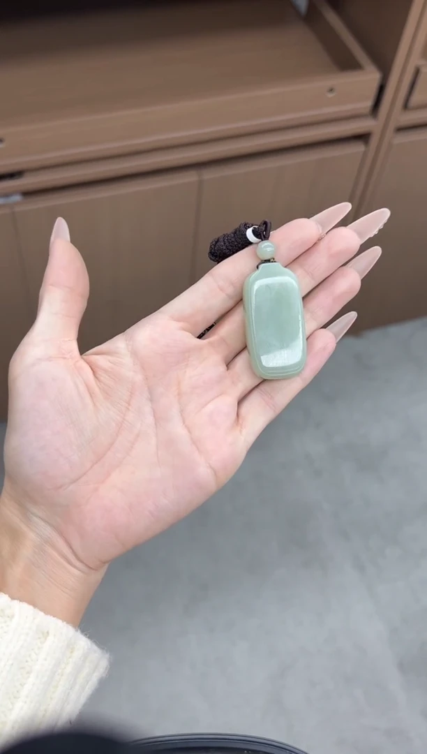 吊坠(赠链)未镶嵌和田玉且末近矿微色差吊坠JM