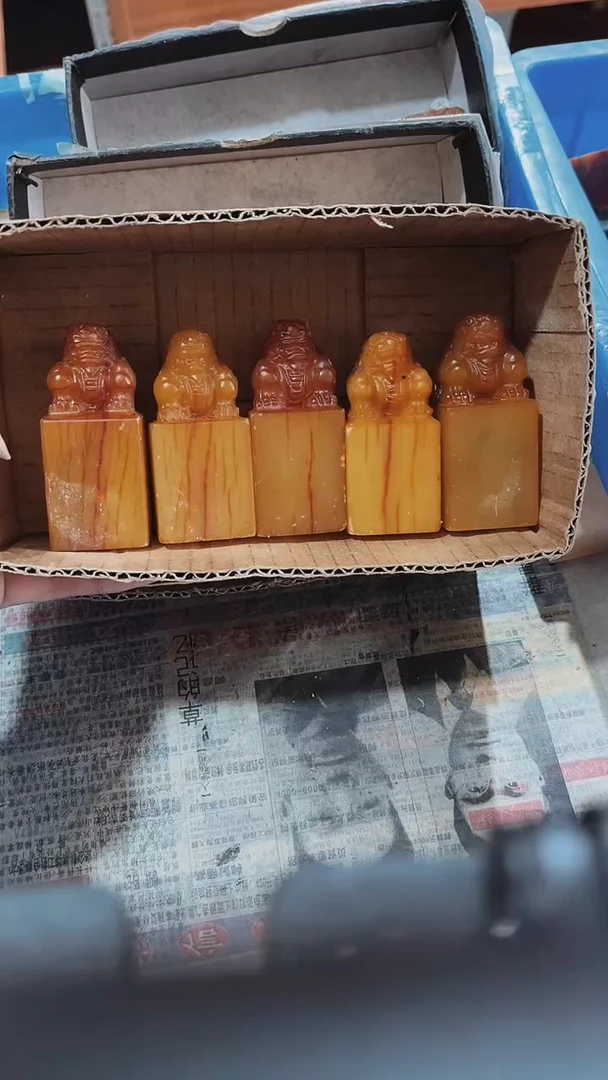 寿山石用**军瑕疵不规则章带雕钮