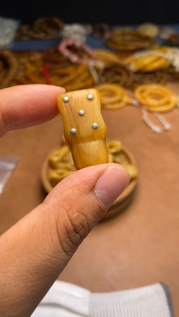 其他牛骨P916-镶钉三通-有棕裂