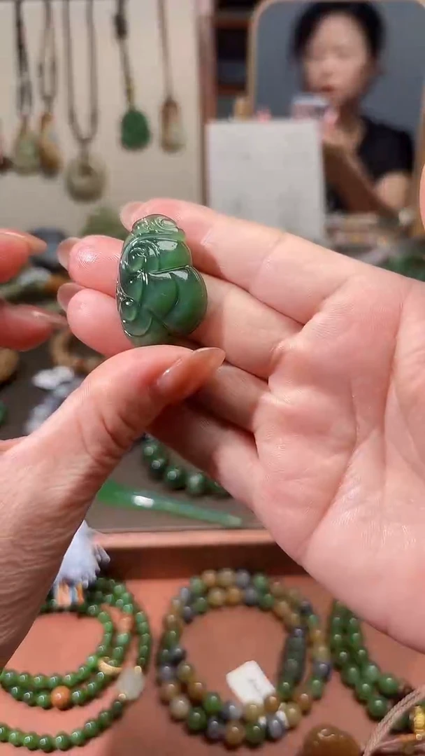 颈饰未镶嵌和田玉（碧玉）1
