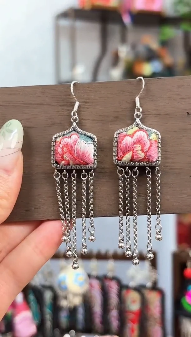 织绣云织瑶非遗老绣饰品334