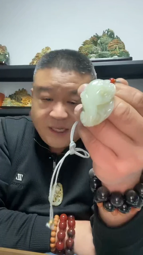 吊坠(赠链)未镶嵌和田玉金蟾雕刻吊坠