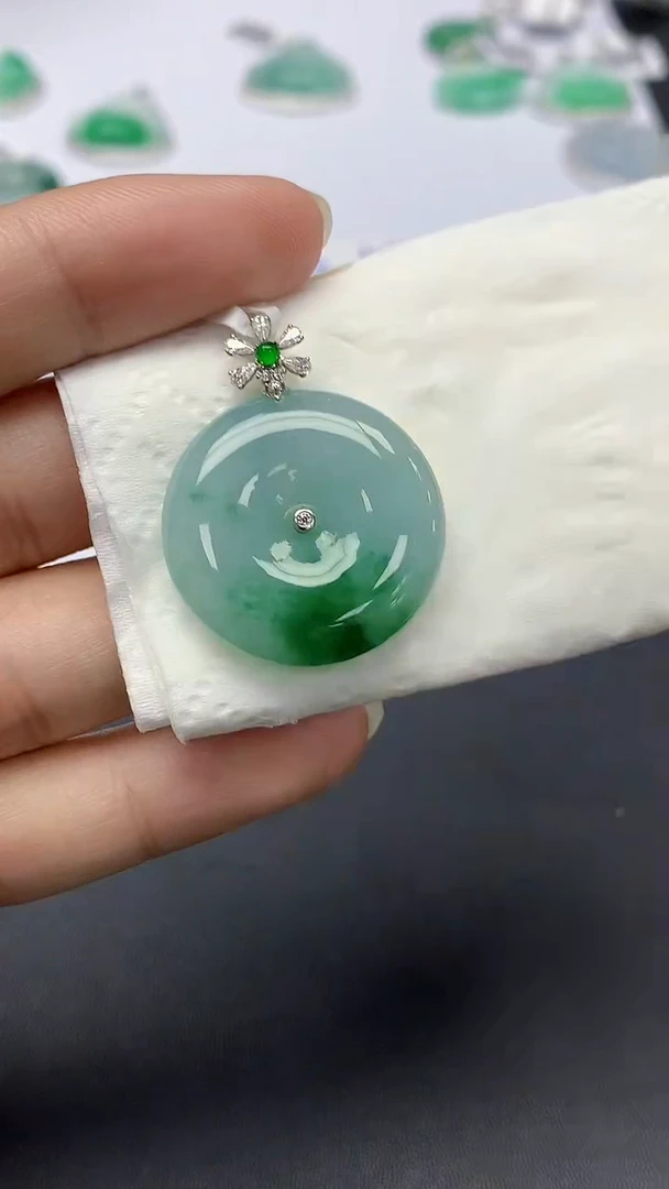 翡翠18K金镶嵌颈饰天然缅甸a货翡翠