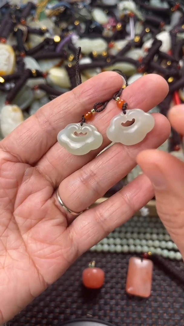 【闪购商品】和田玉颈饰未镶嵌多样性发货没有证书拍一发一有瑕