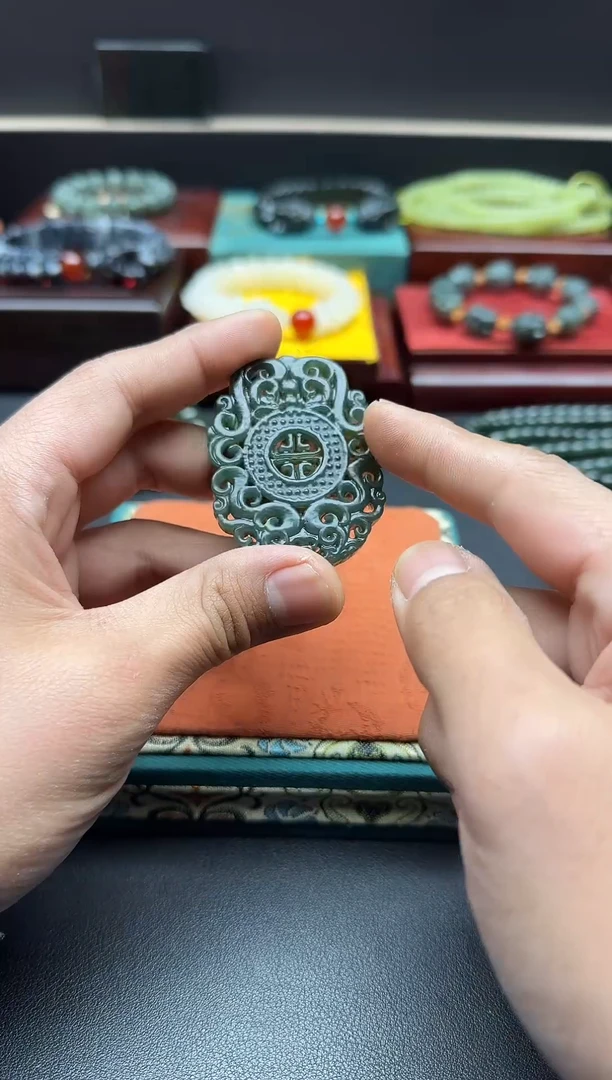 颈饰未镶嵌和田玉且末如意牌