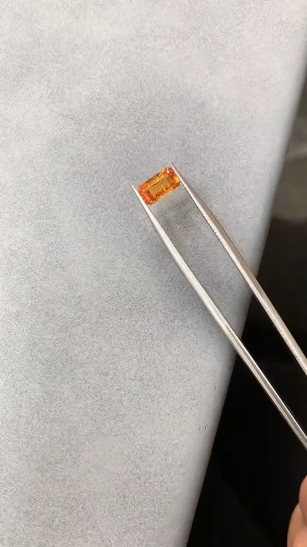 未镶嵌裸石石榴石（芬达石）爱****?芬达石裸石1.31ct