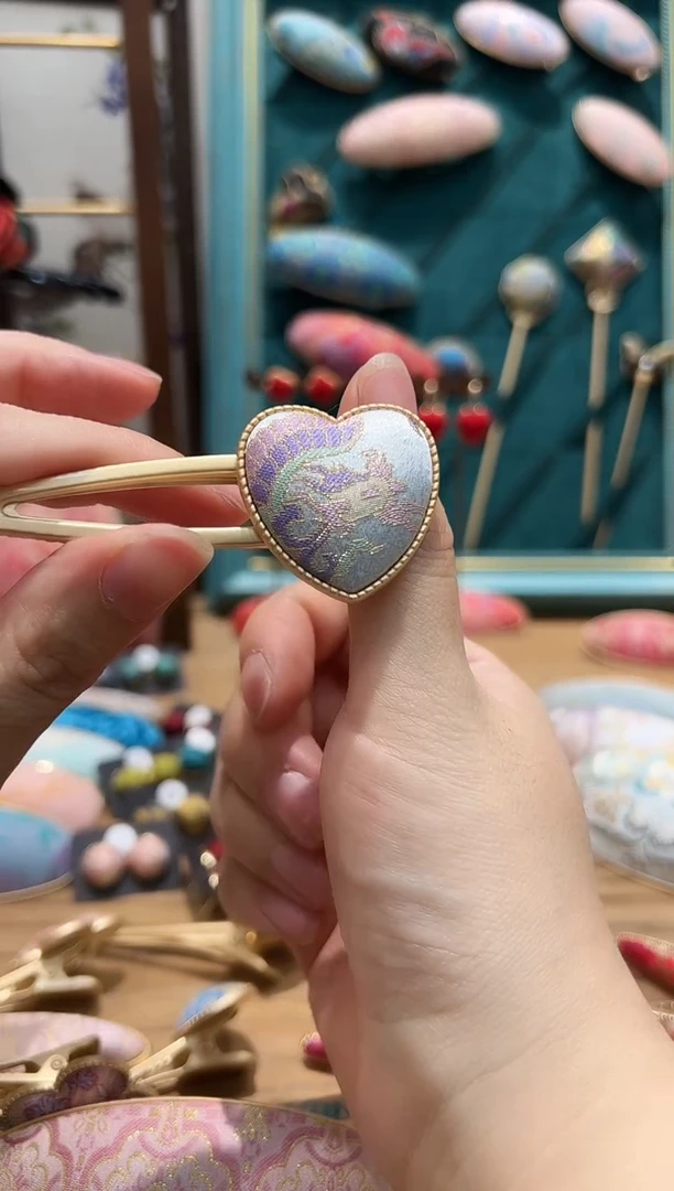 【闪购商品】【一物一拍专车】龙凤穿连爱心发夹