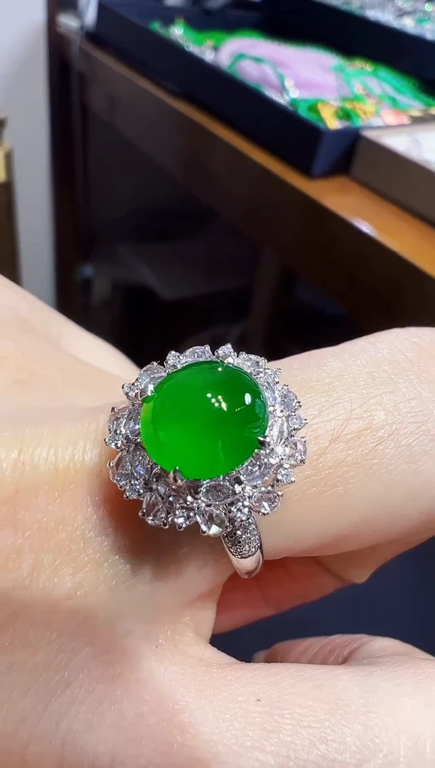 18K金镶嵌戒指翡翠蛋面