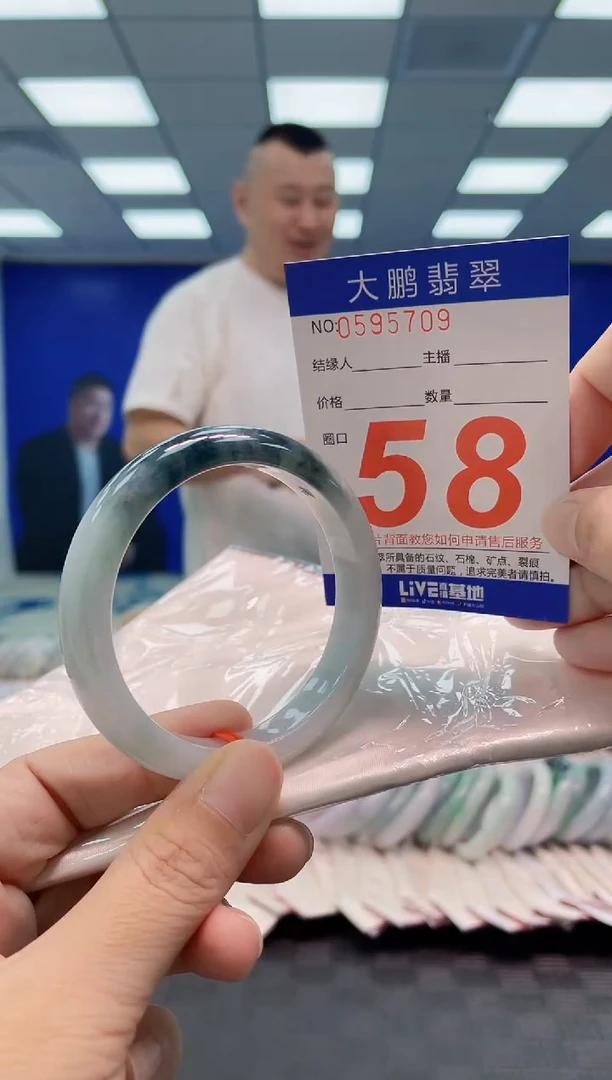 翡翠手镯未镶嵌AAAAAAAA