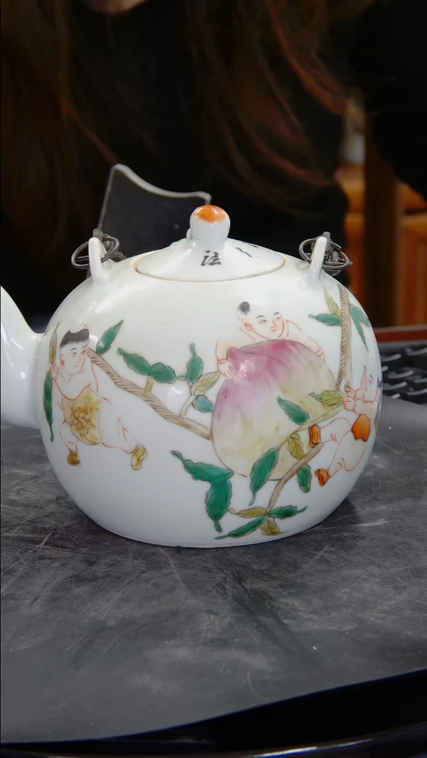 罐粉彩人物纹执壶#1145#