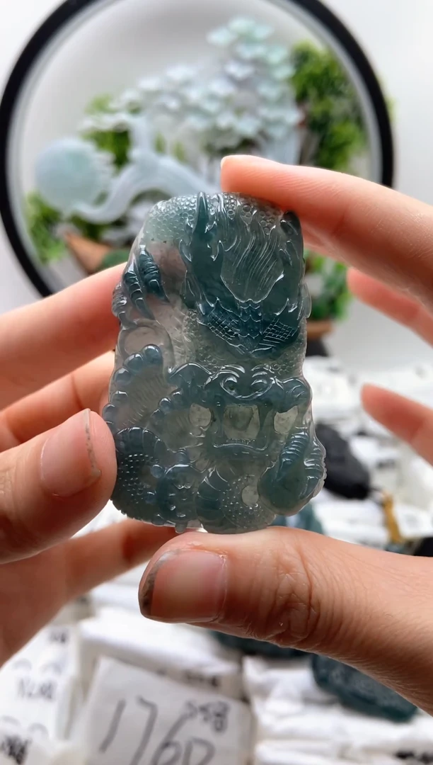 翡翠未镶嵌颈饰龙牌