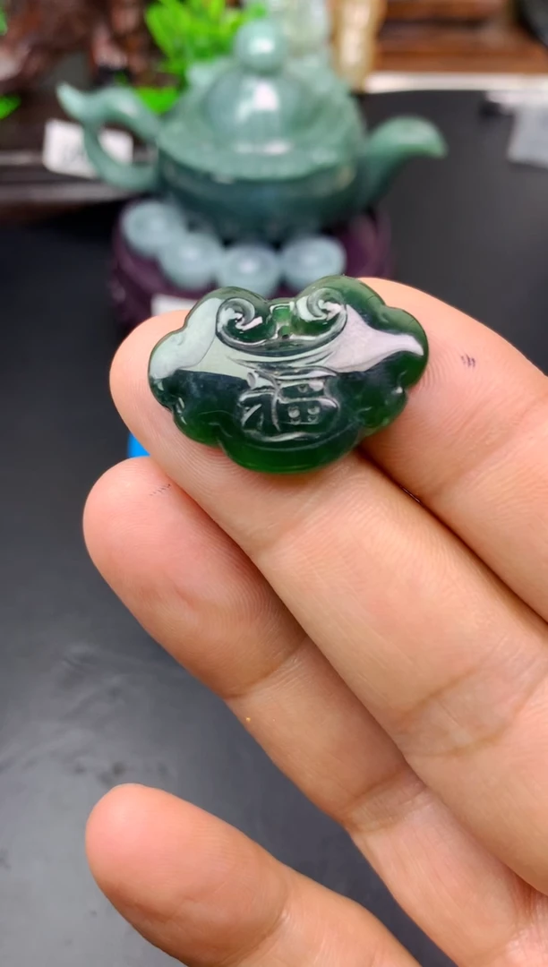 颈饰未镶嵌翡翠福*斋锁