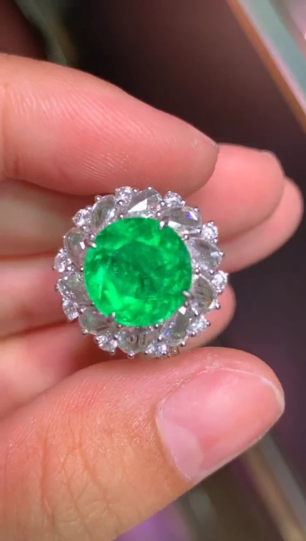 18K金镶嵌戒指祖母绿3.64CT