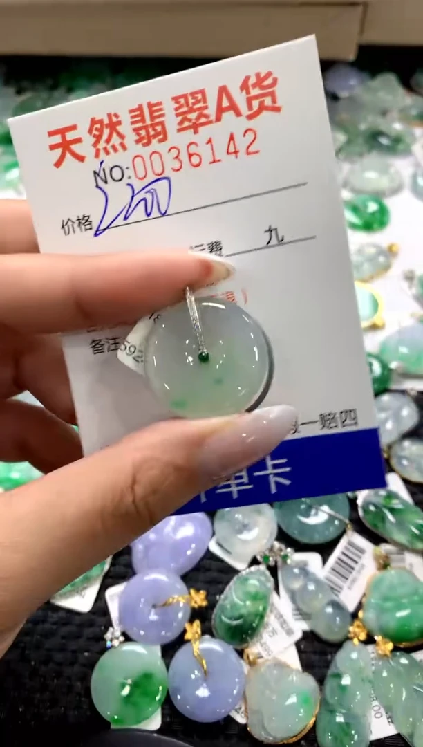 颈饰18K金镶嵌翡翠1111111111111111