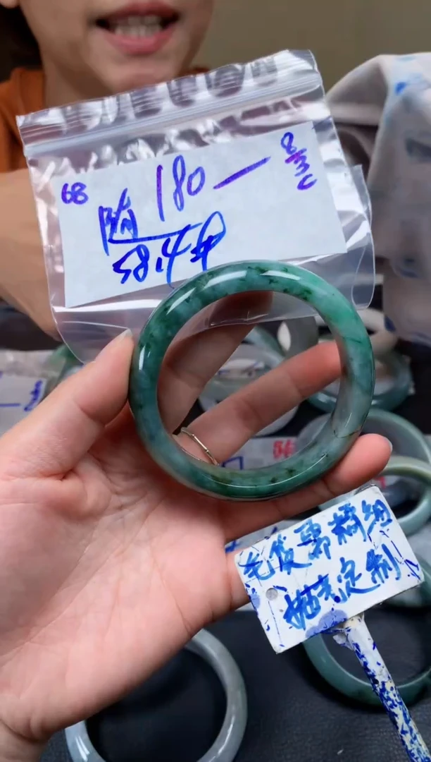 【闪购商品】定制翡翠未镶嵌68毛货需精细抛光手镯多样性拍一发一