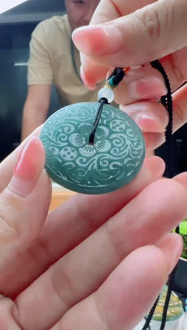 翡翠未镶嵌颈饰多样性发货其中一件