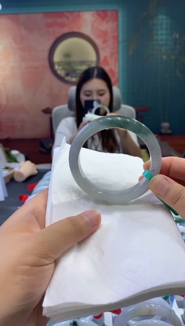 翡翠手镯未镶嵌多人0008409