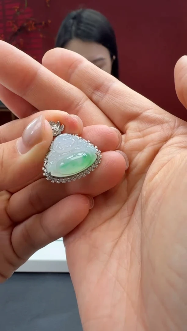 颈饰18K金镶嵌翡翠佛公