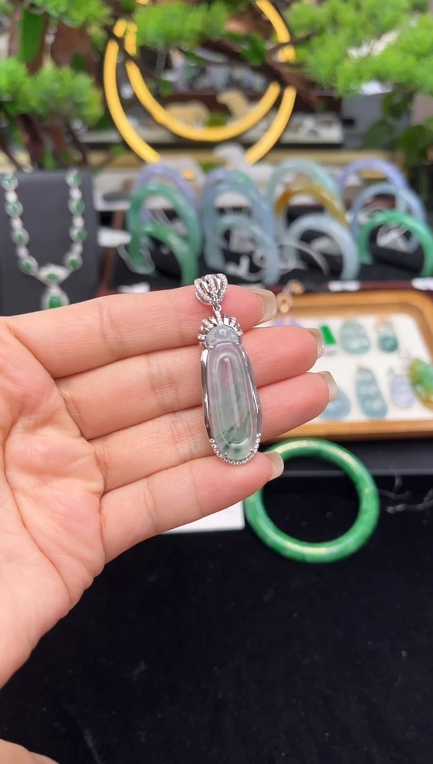 颈饰18K金镶嵌翡翠戒指