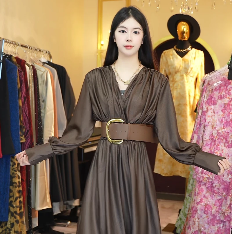 欧洲站轻熟风优雅精致时髦春季新款女神范V领长款遮肉减龄连衣裙