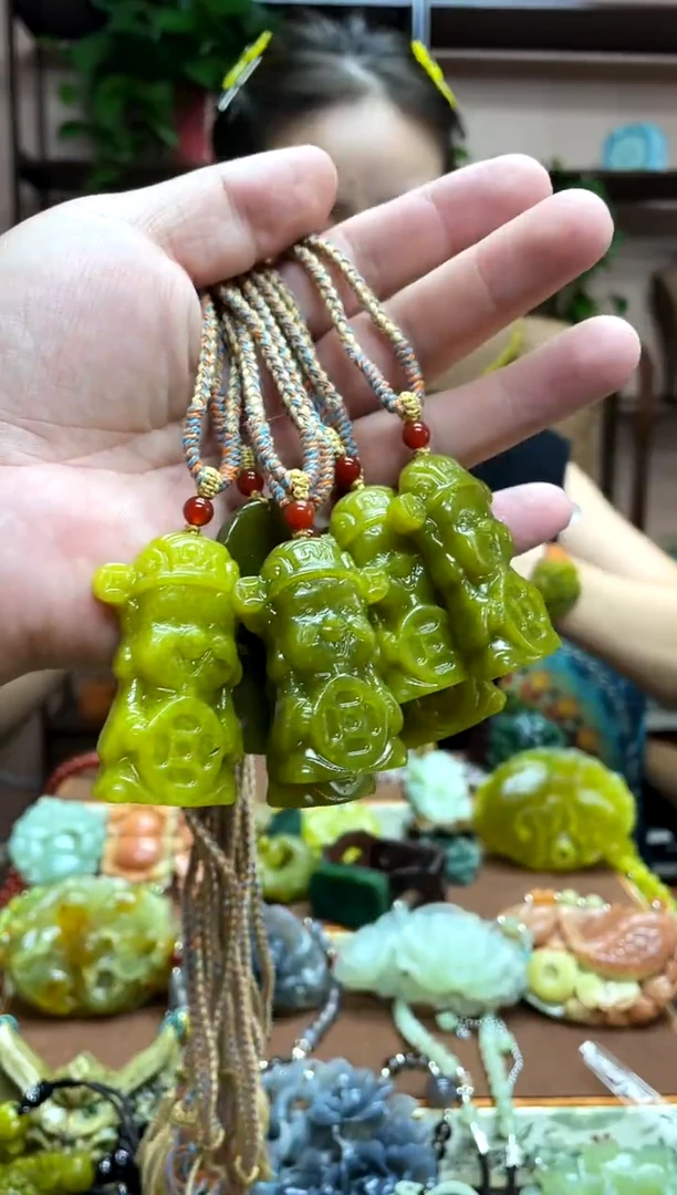 未镶嵌岫玉吊坠多样性发货发其中之一