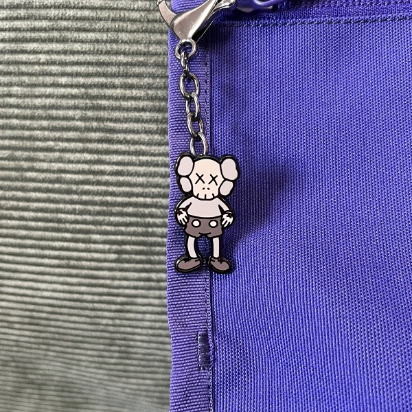 铜合金胸针 徽章项链KAWS钥匙扣美式hiphop包包挂件挂饰帽子装饰