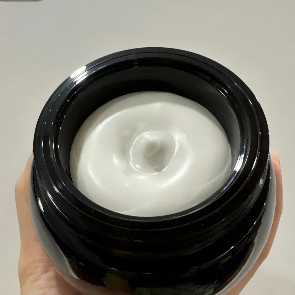 黑色瓶子装的绷的很紧的面霜