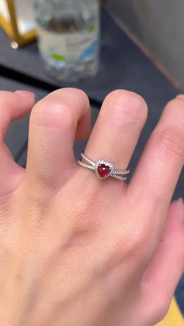 18K金镶嵌戒指红宝石主石：0.54ct