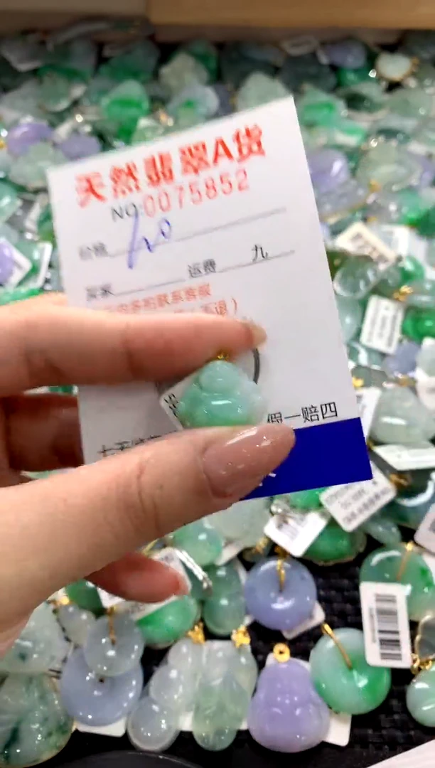 颈饰18K金镶嵌翡翠1111111111111111
