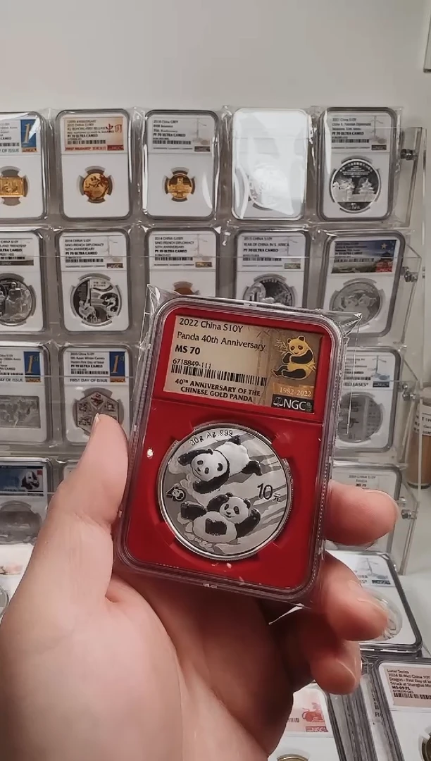 【闪购商品】纯银22年熊猫银币NGC70分金标红内111