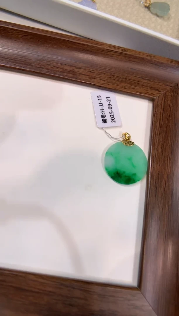 颈饰18K金镶嵌翡翠无事牌
