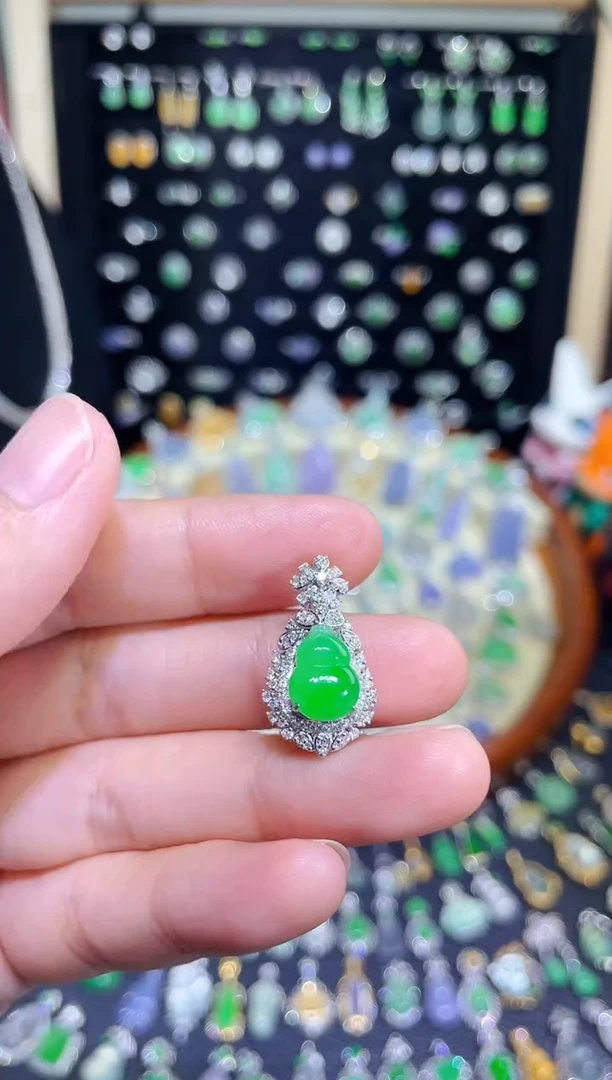 颈饰18K金镶嵌翡翠豪镶盖中盖满绿葫芦吊坠