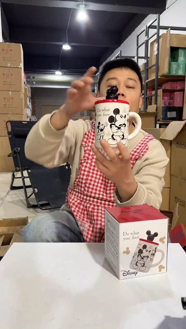 【闪购商品】杯原盒米奇手稿带盖杯