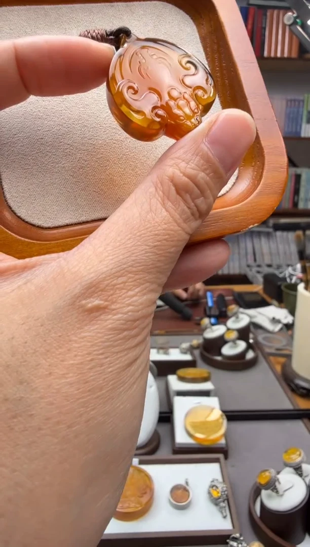 未镶嵌颈饰琥珀大鹏鸟吊坠