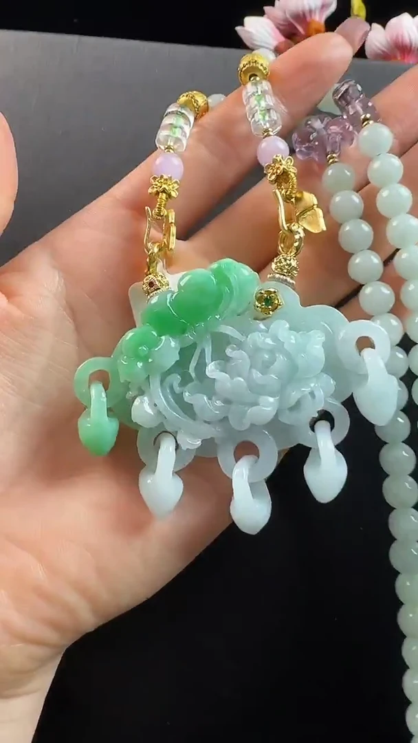 颈饰未镶嵌翡翠蝶恋花
