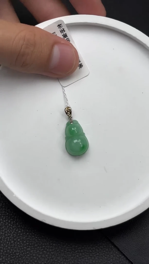 翡翠18K金镶嵌颈饰葫芦