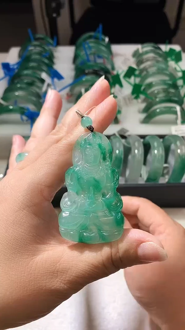 吊坠(赠链)未镶嵌石英质玉（非洲翠）精品非洲翠观音吊坠