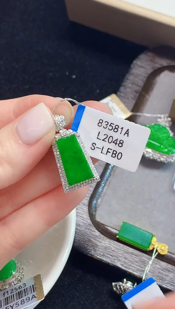 吊坠(不含链)18K金镶嵌翡翠多样性发其一