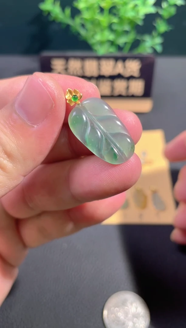 颈饰18K金镶嵌翡翠翡翠