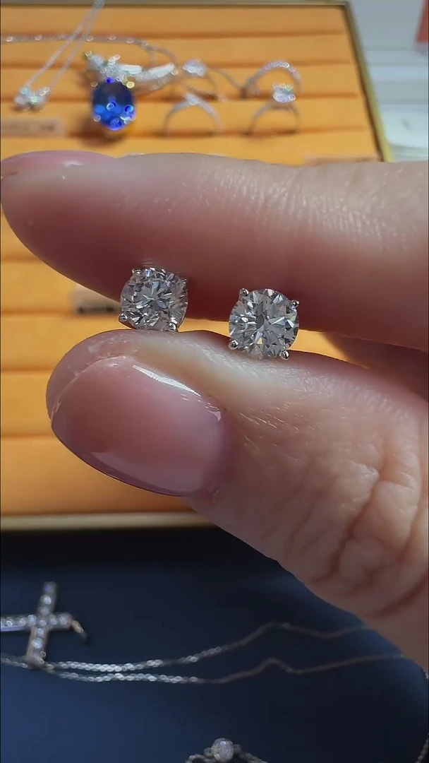 铂Pt950镶嵌合成钻石耳饰铂金四爪五十分耳钉