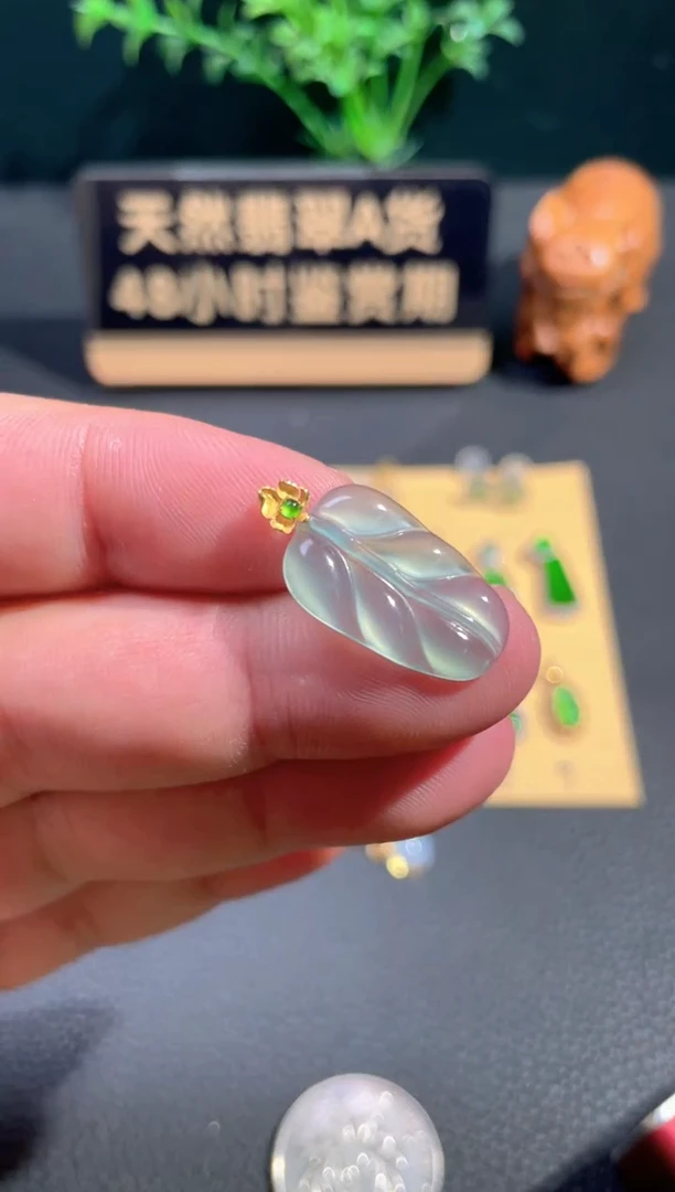 颈饰18K金镶嵌翡翠翡翠