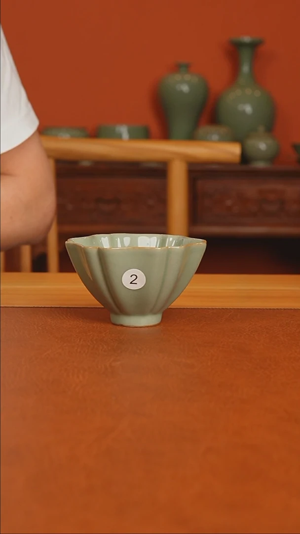 越窑秘色瓷花口盏二级品