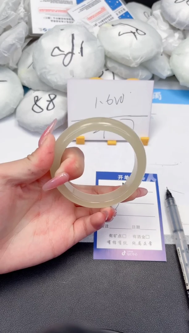 【闪购商品】石英质玉手镯未镶嵌58.6