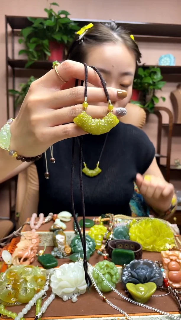 未镶嵌岫玉吊坠多样性发货发其中之一