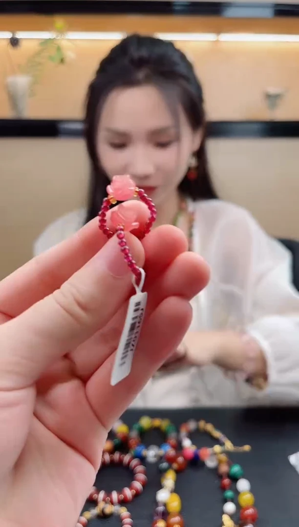银S925镶嵌戒指水晶默认微瑕，介意勿拍！