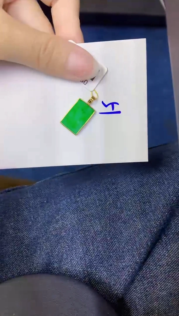 颈饰18K金镶嵌翡翠缅甸天然翡翠A货