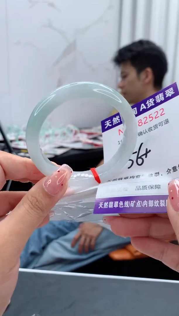 未镶嵌手镯翡翠有纹，完美者勿拍