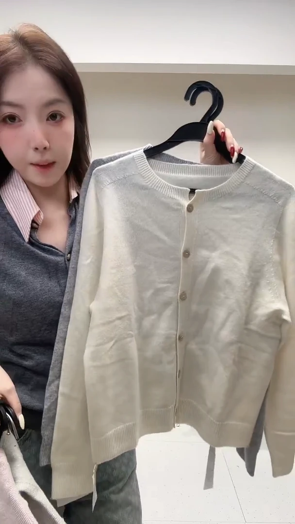 白色圆领罗纹边羊毛开衫